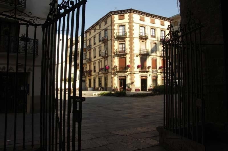 Hostal Paris جاكا المظهر الخارجي الصورة