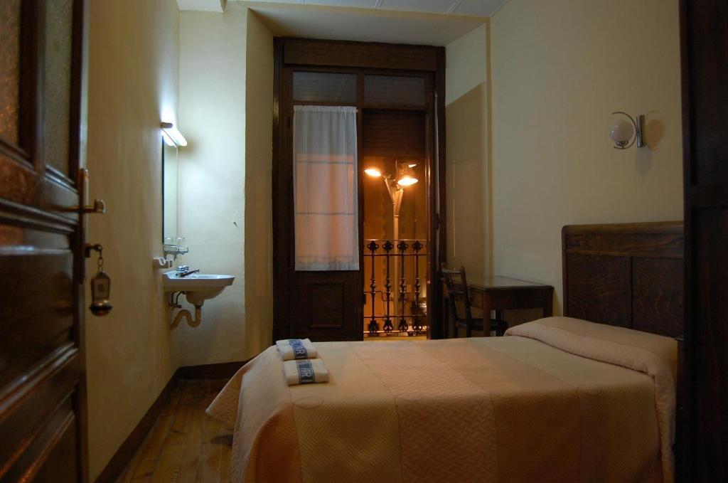 Hostal Paris جاكا المظهر الخارجي الصورة